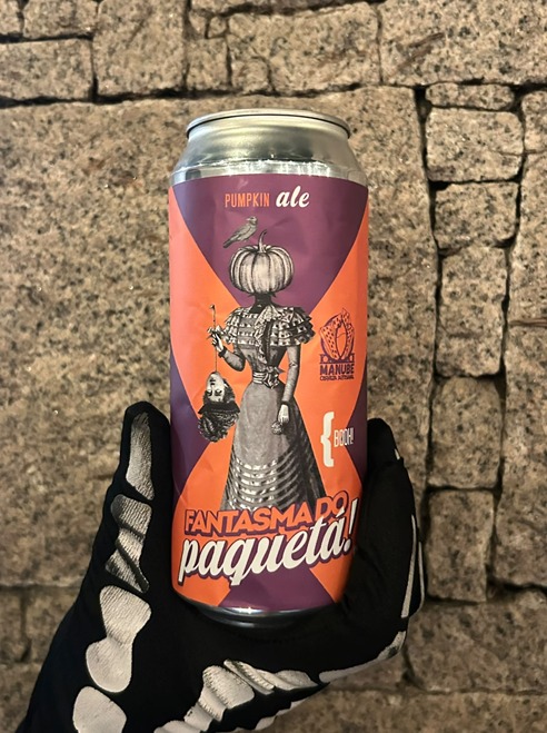 Lata da cerveja artesanal Fantasma do Paquetá, do estilo Pumpkin Ale, produzida pela Cervejaria Manube, em Santos.